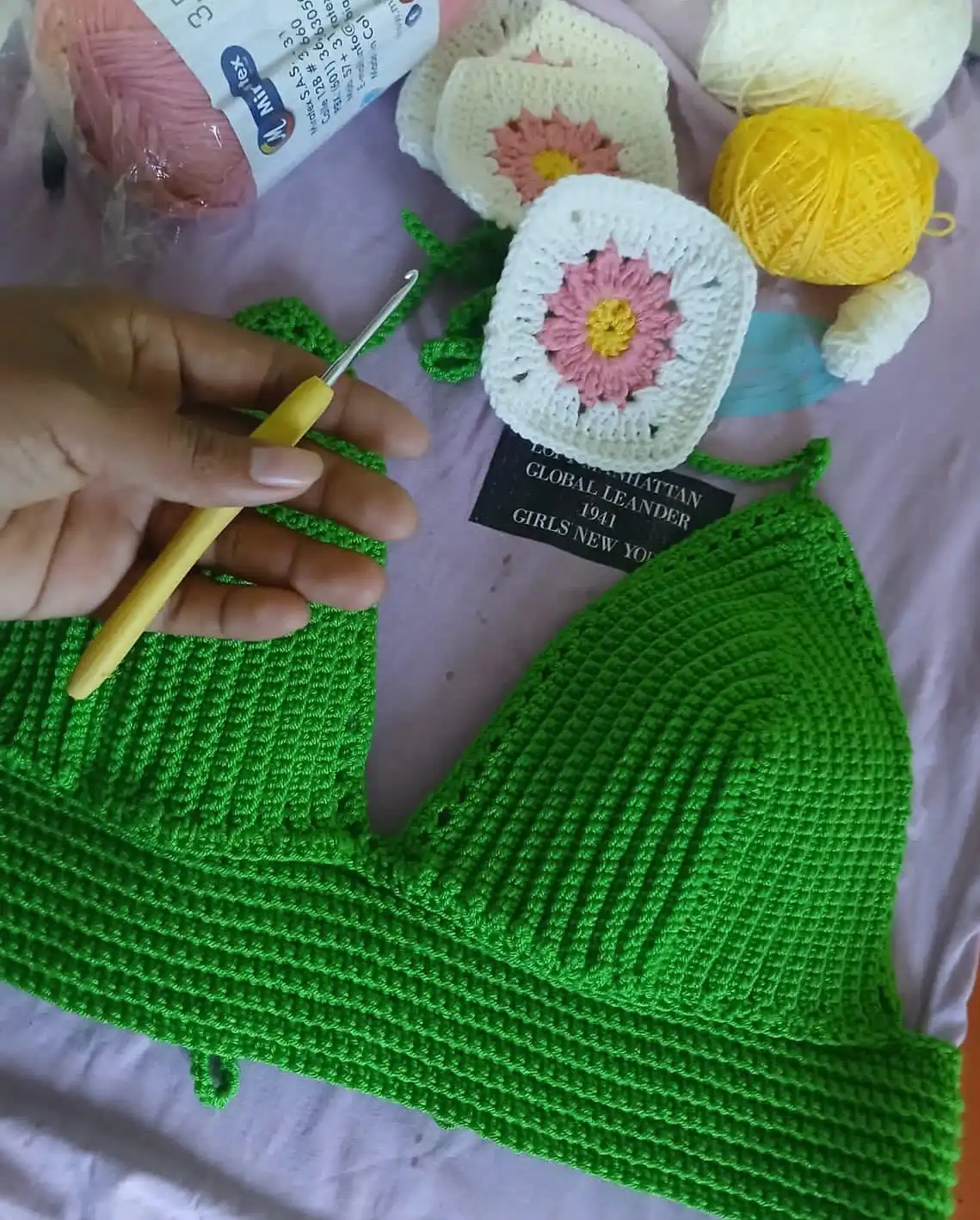 Artesana trabajando en crochet